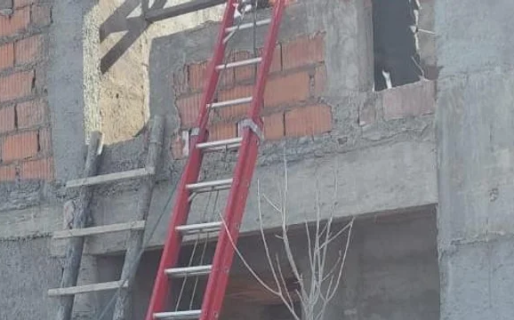 Accidente Fatal: Joven trabajador muere al caer de una escalera en una obra de construcción