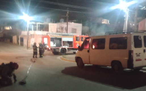 Se incendió un vehículo en plena calle