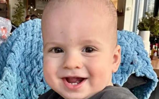 Nació con una superlengua: es 6 veces más grande de lo normal y le llega hasta por debajo del mentón