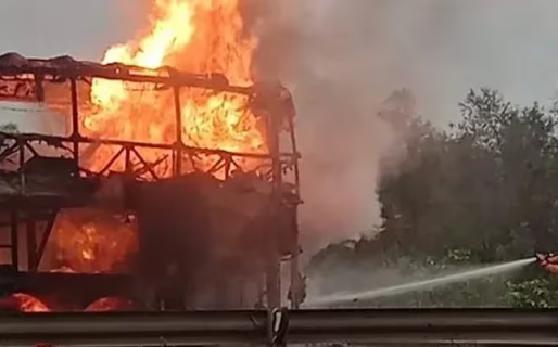 Se incendió un micro lleno de jóvenes que viajaban para participar de un concurso