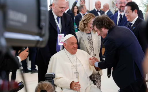 Javier Milei contó que le manda reportes al papa Francisco y le envió un guiño a Macri: “Es parte de la solución”
