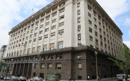 Impuestos en el Presupuesto 2025: Gobierno espera recaudar más por el IVA y menos por Ganancias