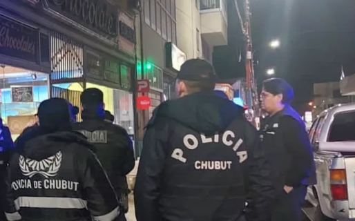 Persiguió al ladrón que le robó el celular a su novia y lo atrapó