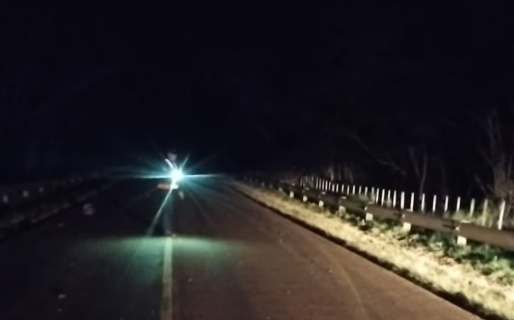 Atropelló a tres hombres que caminaban por la ruta, mató a uno de ellos y se fugó