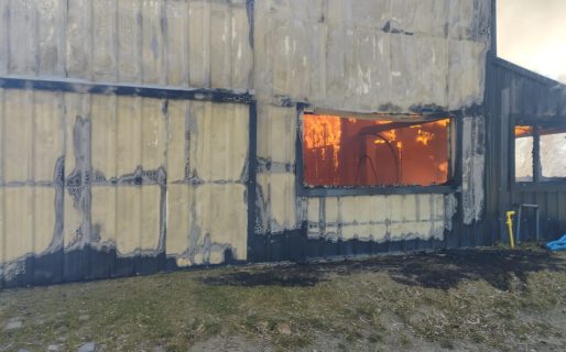 El fuego consumió por completo una vivienda de Km14
