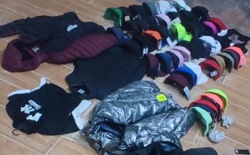 Un hombre robó ropa de un local y se escondió arriba de un árbol para no ser detenido