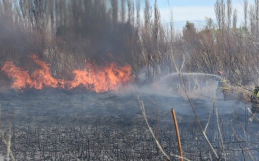 Se descontroló una quema de pastizales y el fuego se expandió