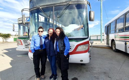 Carol, Soledad y Analía son las primeras choferes de colectivo en Comodoro