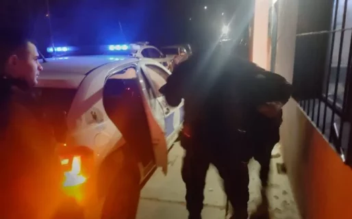 Robó la batería de un auto y cuando llegó la policía dijo que “era de su tío”