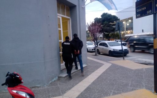Entró a un local y le sacó la alarma a una remera de 110 mil pesos para robarla