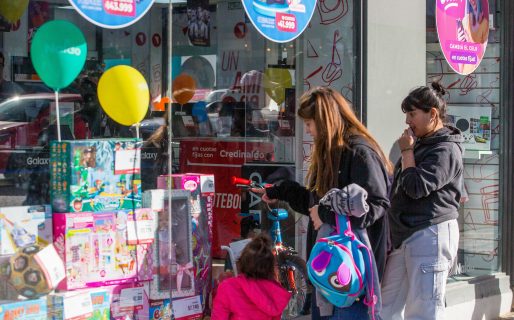 Las familias buscan alternativas económicas para los regalos del Día del Niño