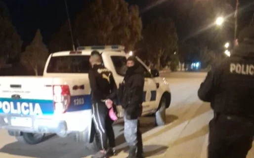 Lo buscaban en Trelew por cometer un robo y lo atraparon caminando en Avenida Chile