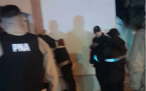 Huyeron con una batería robada pero los atraparon