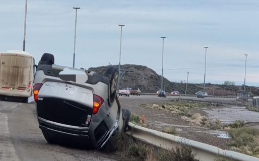 Fuerte vuelco en Ruta 3 en inmediaciones del Predio Ferial