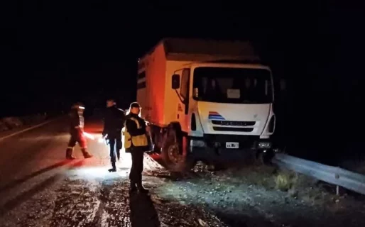 Ruta 3: Perdió el control del camión y chocó contra el guardarraíl