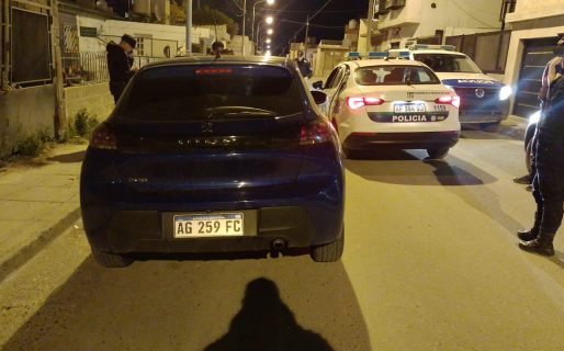 Pasó un semáforo en rojo, escapó de la policía y dejó el auto abandonado