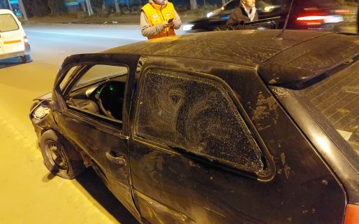 Cruzó en rojo, chocó un auto y se dio a la fuga: Una mujer tuvo heridas de gravedad