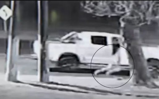 Discutió con su pareja, la empujó de la camioneta y la atropelló