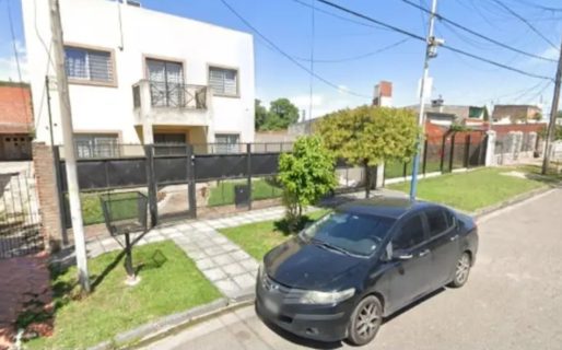 Cinco ladrones asaltaron a un hombre y los vecinos intentaron echarlos tirándoles piedras