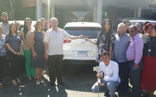 Un hombre trabajó en una empresa 40 años y su jefe le regaló 4 autos 0 KM