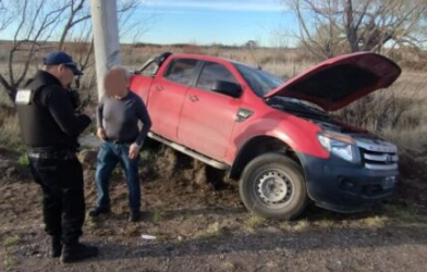 Reventó una rueda de su vehículo y despistó, afortunadamente salió ileso
