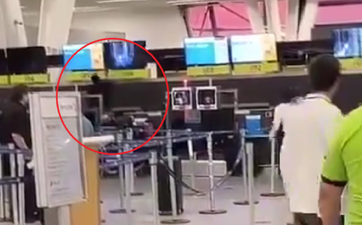 Locura en el aeropuerto: no lo dejaron viajar de Chile a Estados Unidos y destrozó todo