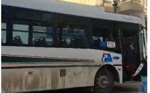 Una camioneta de Tránsito que estaba en doble fila provocó un choque