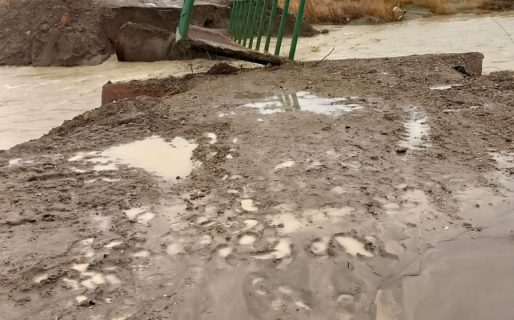 Por las intensas lluvias, volvió a caerse el puente de La Cantera en Km8