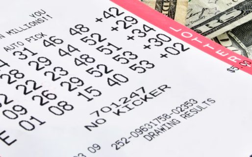 Un hombre ganó la lotería, fue a cobrar su premio y el empleado de la agencia rompió el ticket