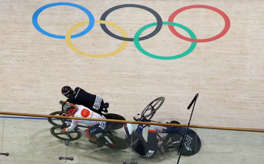 Corrían por el oro y un accidente paralizó al público en el último día de París 2024