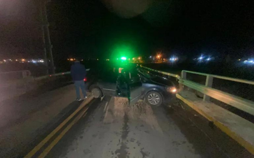 Un automovilista borracho despistó y chocó contra una barrera de contención