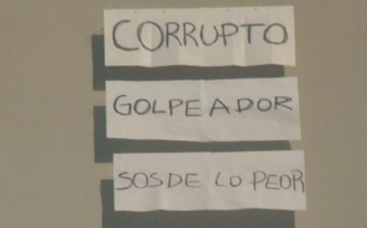 «CORRUPTO,GOLPEADOR,SOS DE LO PEOR»: el nuevo cartel que colgó un vecino en el edificio donde se refugia Alberto Fernández