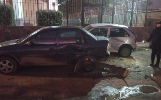 Chocó su auto contra dos vehículos estacionados: no tenía licencia ni seguro