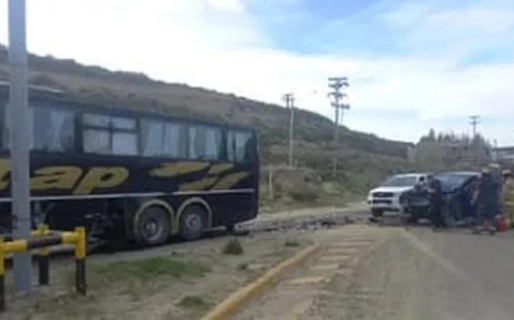Una camioneta impactó contra un colectivo de estudiantes en el camino Roque González