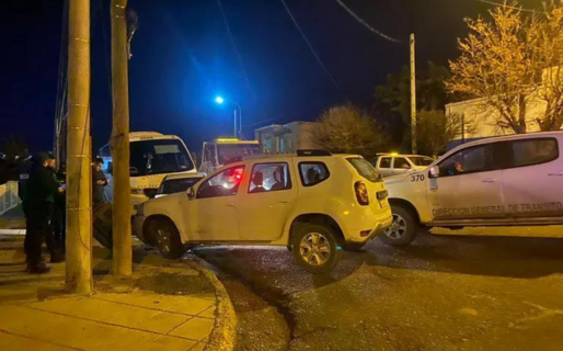 Escapó de un control y terminó chocando a dos autos estacionados