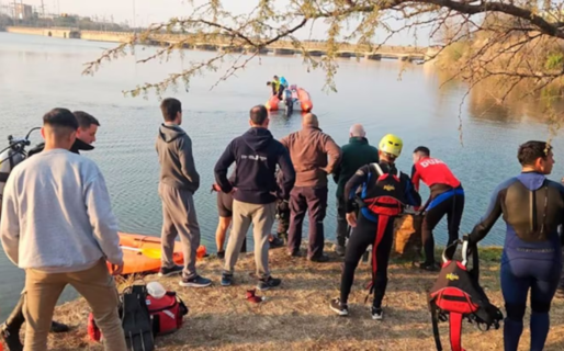 Un hombre navegaba con su hija de 9 años, el bote se dio vuelta y murió ahogado