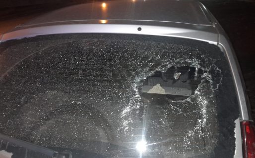 Rompió la luneta de un auto y fue detenido