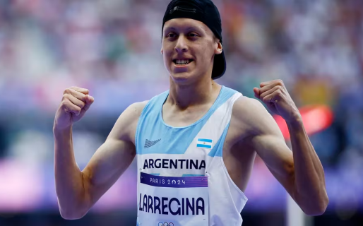 El argentino Elián Larregina ganó su serie de repechaje y clasificó a las semifinales de los 400 metros en los Juegos Olímpicos