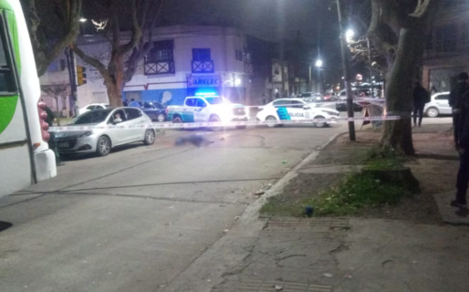 Un hombre se cayó de un colectivo y murió aplastado por la rueda