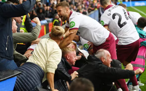 Un jugador rescató a un alcanzapelotas que quedó atrapado debajo de un cartel en la Premier League