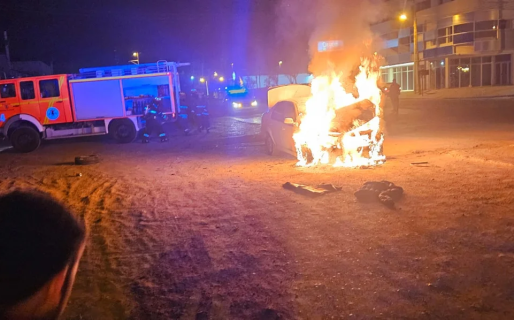 Iba manejando por avenida Constituyentes y se le prendió fuego el auto