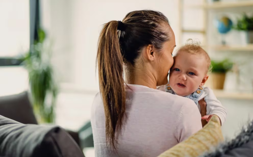 Cuánto cobran las niñeras en agosto 2024 tras el aumento a empleadas domésticas