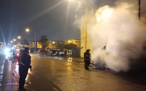 Se prendió fuego un auto en barrio 30 de octubre