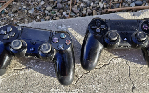 Encontró una bolsa con dos joysticks de Playstation 4 y quiere devolverlos