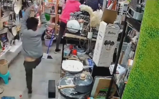 Un nene sacó a escobazos a dos delincuentes que habían entrado a robar al negocio de su mamá