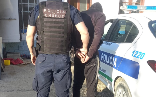 Lo encontraron intentando robar en una vivienda y los vecinos lo molieron a golpes