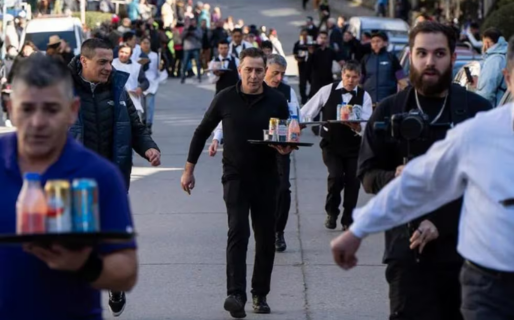 Se llevó a cabo la tradicional carrera de mozos en la Fiesta Nacional de la Nieve en Bariloche