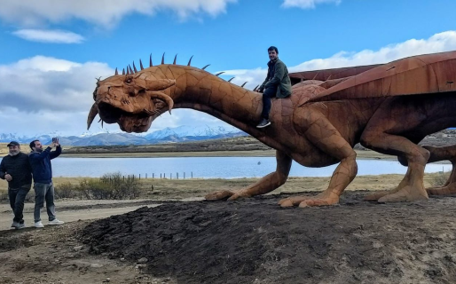 Con varios focos encendidos, Torres se montó a un dragón