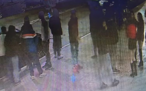 “Si te veo hablando con alguien, lo mato”: le dio un botellazo en la cabeza a un adolescente que se acercó a su novia y lo dejó hospitalizado