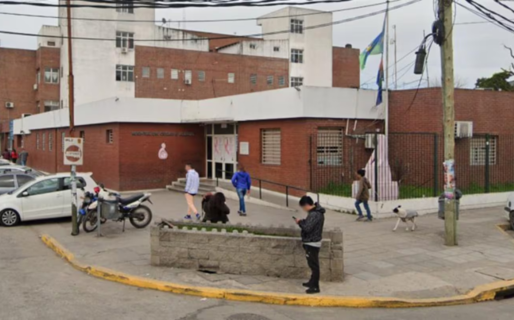 Un joven caminaba por la calle con su padre, lo baleó en la cabeza y escapó